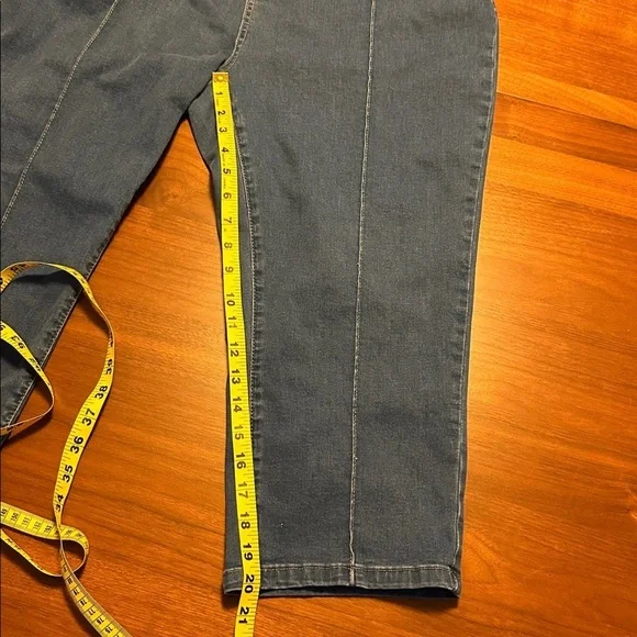 Cropped stretch jeans with vertical Pintuck seam down front of leg - Picture 5 of 6